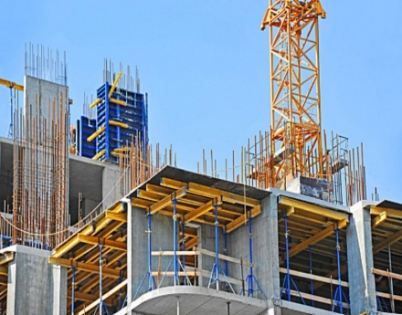 Aplicação de andaimes em obras de restauração e manutenção