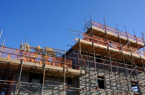 Aplicação de andaimes em obras de restauração e manutenção